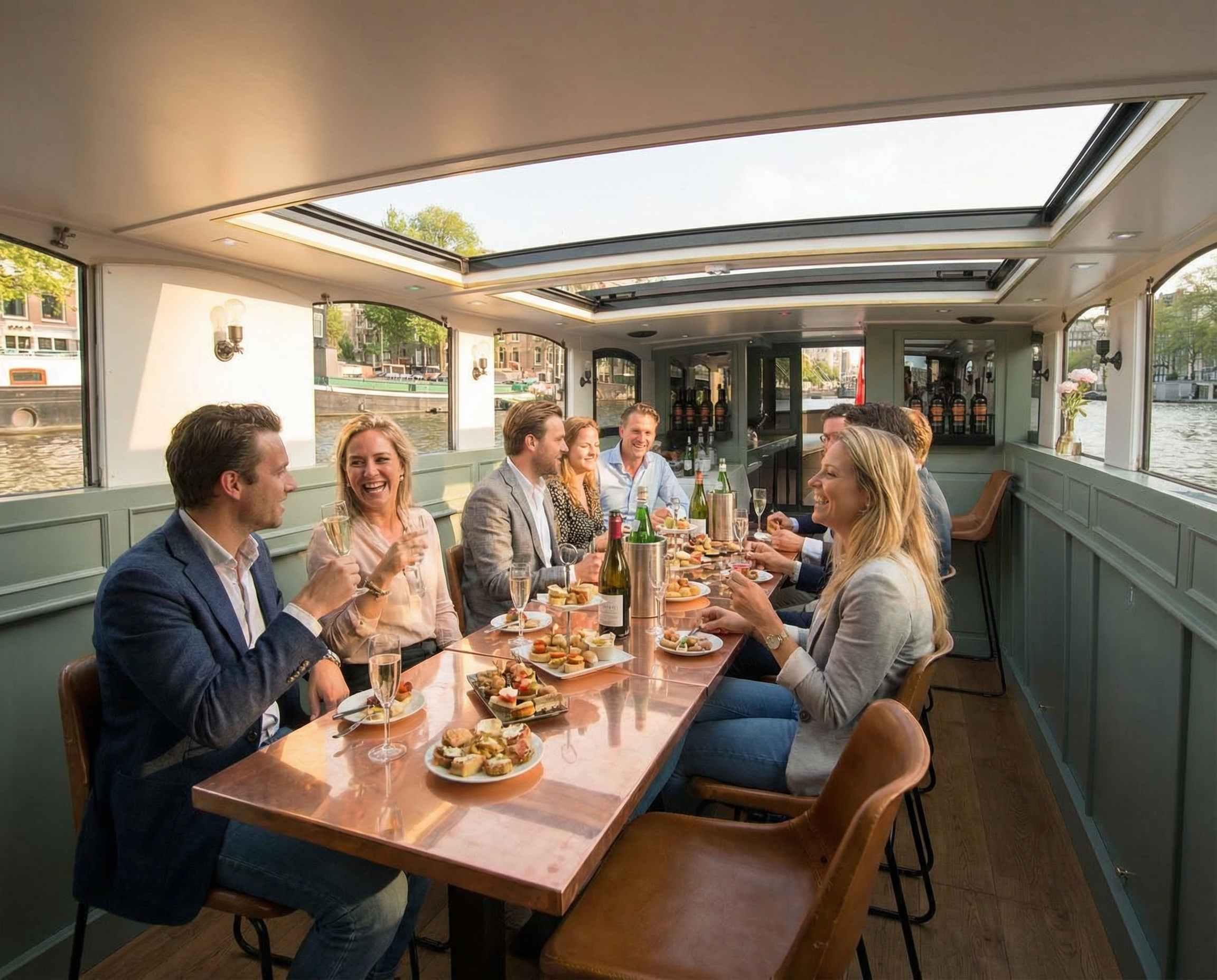 Samen genieten van hapjes aan tafel op een salonboot