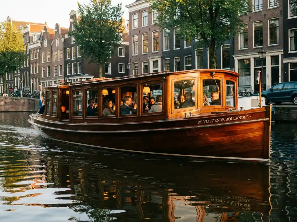 Wat is inbegrepen bij een personeelsborrel op het water in Amsterdam?