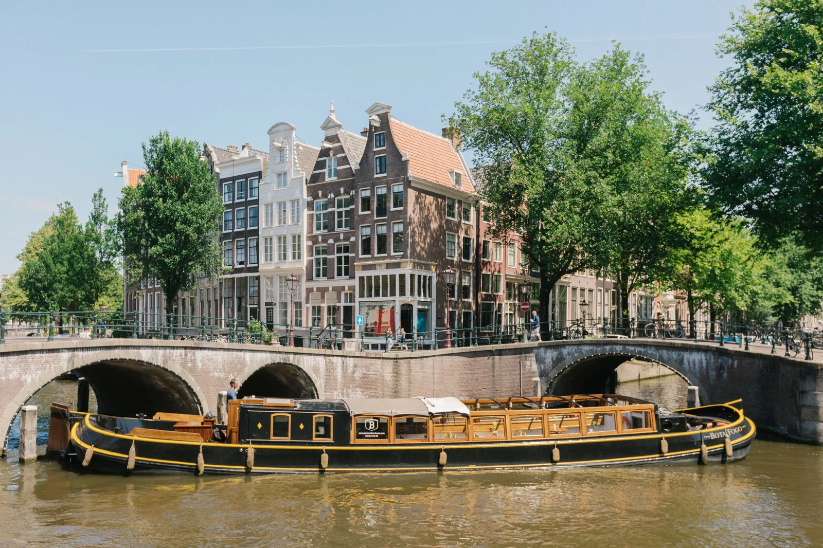 Grote boten in Amsterdam